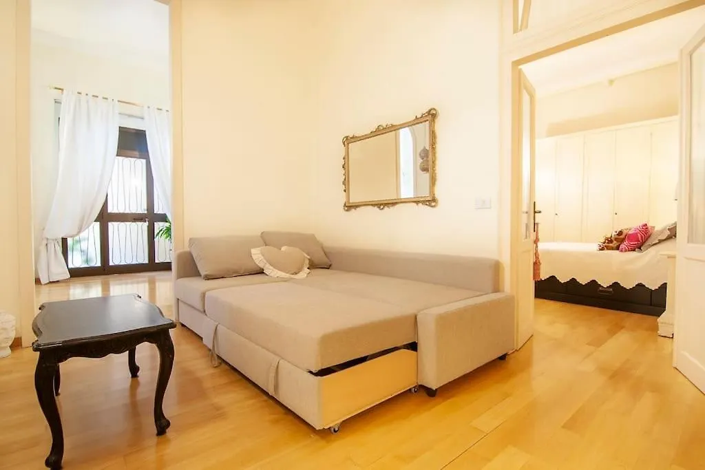 Piazza Delle Erbe Luxury House contacts